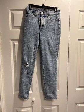 Banana Republic woman’s acid wash size 27 jeans